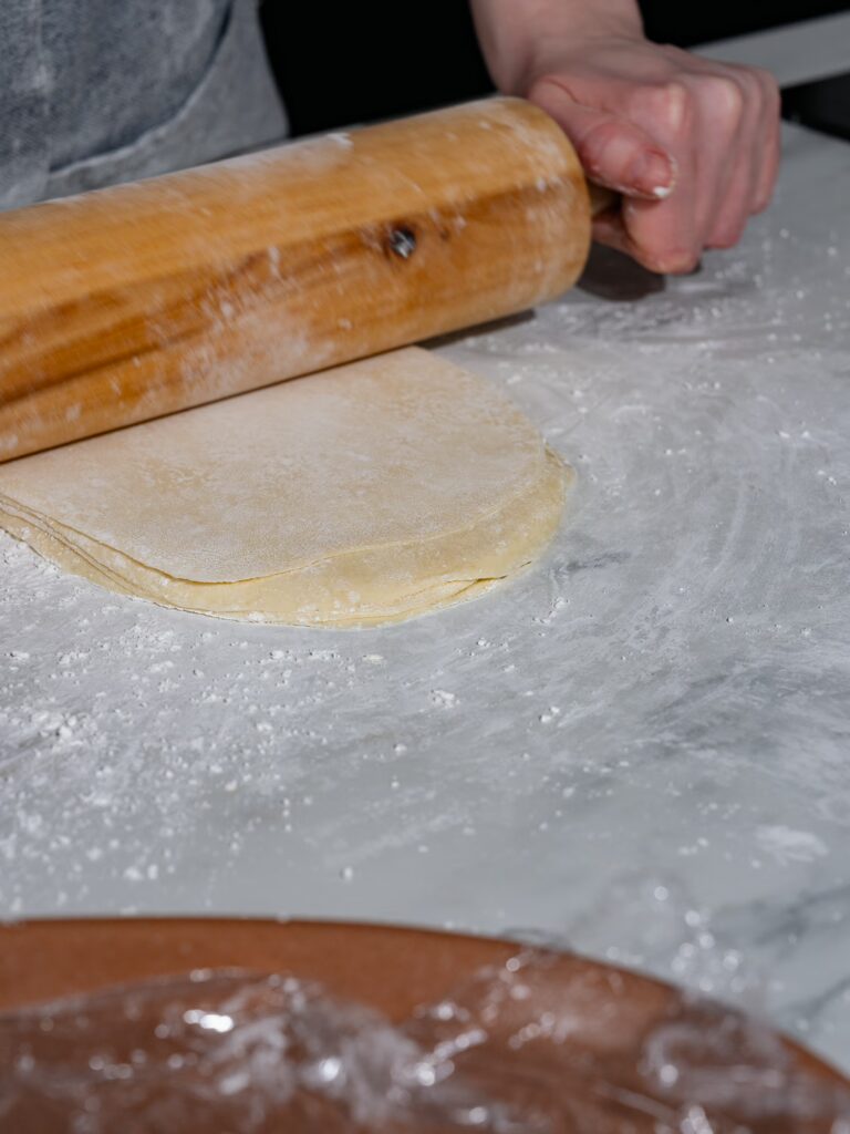 Se extienden varias capas de pasta filo casera.