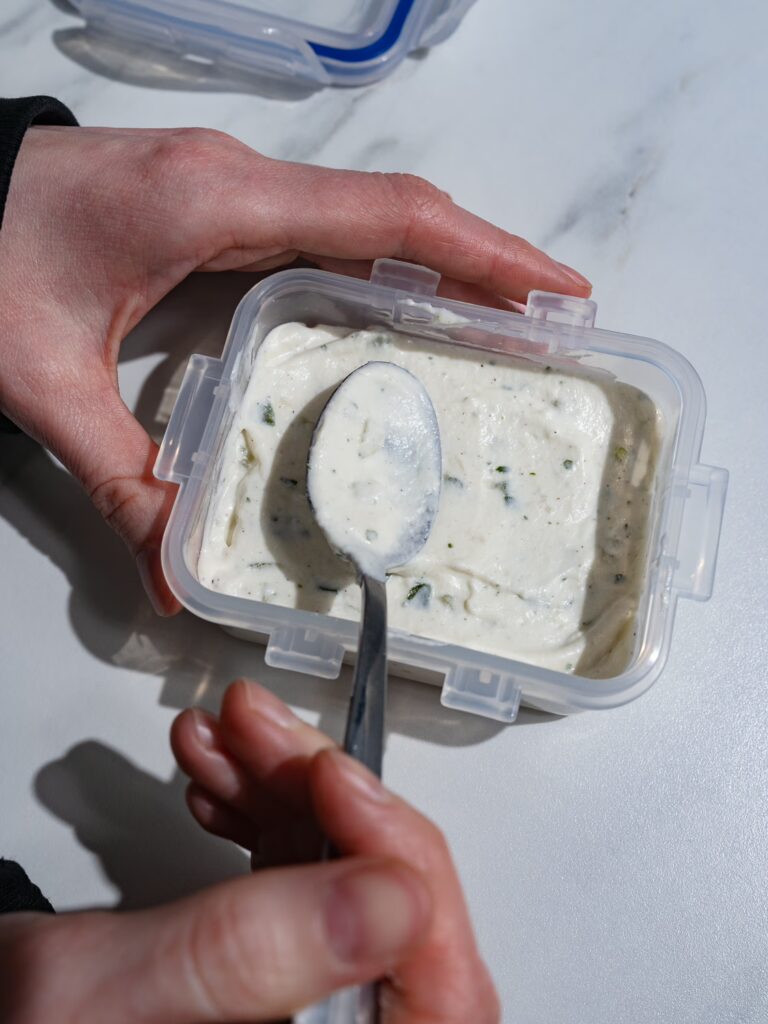 Pour congeler le tsatsiki, il suffit de le placer dans une boîte fraîcheur et de le lisser à l'aide d'une petite cuillère.