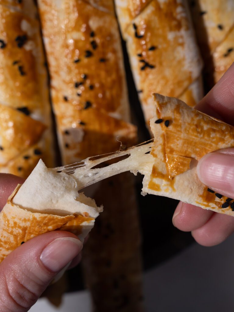 El Stangen-Börek se rompe y tiras de él como el queso tira de las cuerdas.