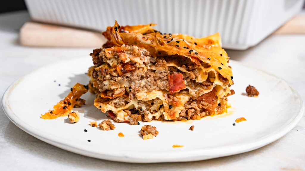 Ein Stück Börek mit Hackfleisch auf einem Teller serviert