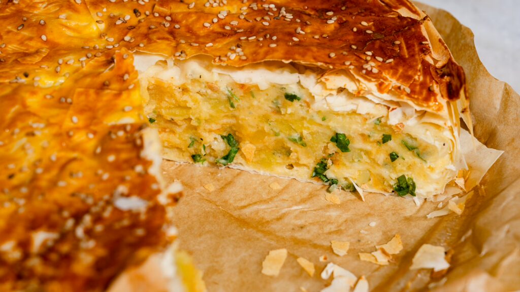 Börek mit Kartoffeln angeschnitten, so dass man die Füllung sehen kann.