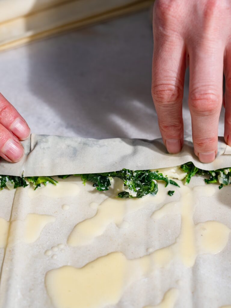 El börek con espinacas y queso feta se enrolla.