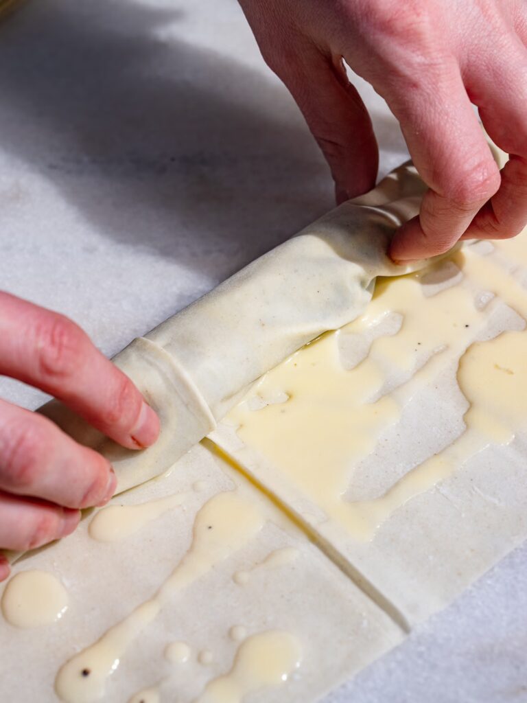 El börek relleno de espinacas se enrolla.