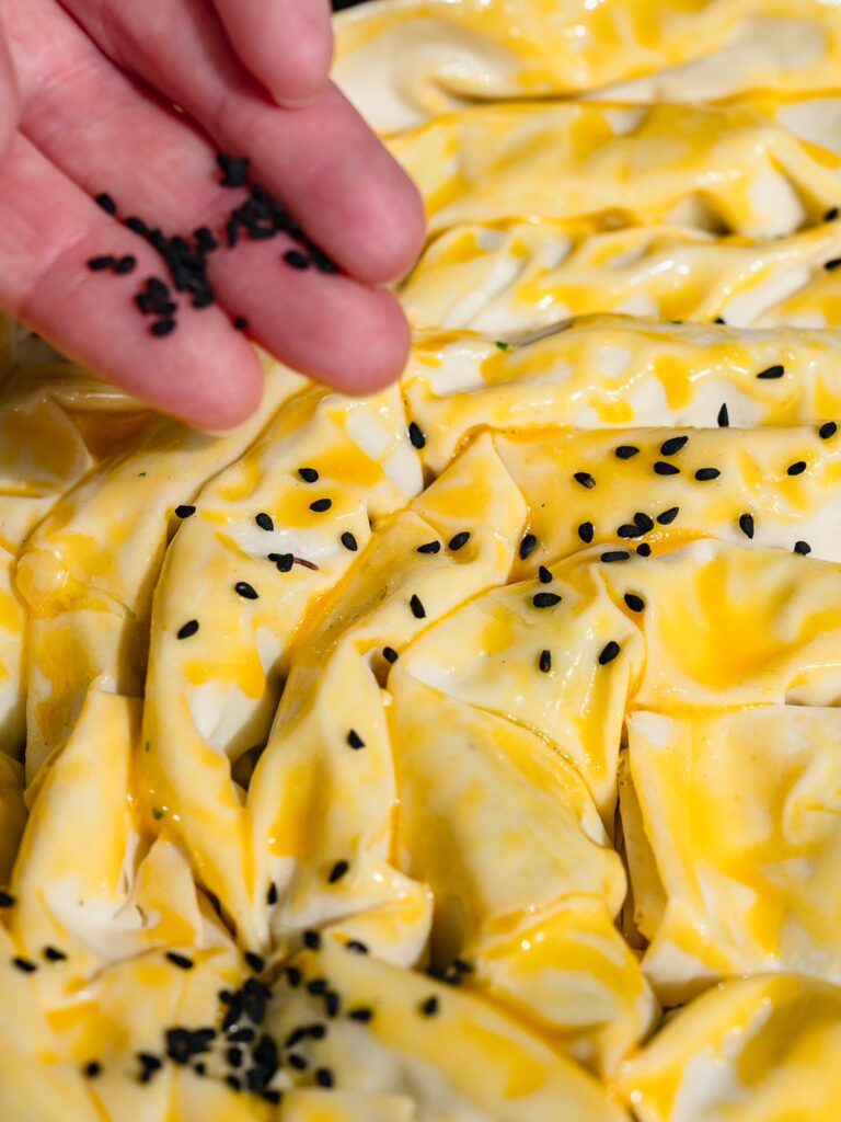 El börek de espinacas se espolvorea con semillas de comino negro.