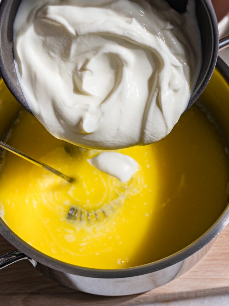 Añade el yogur a la mezcla de mantequilla y leche para el börek con espinacas.