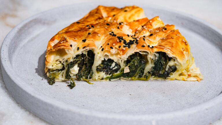Un trozo de börek con espinacas servido en un plato.