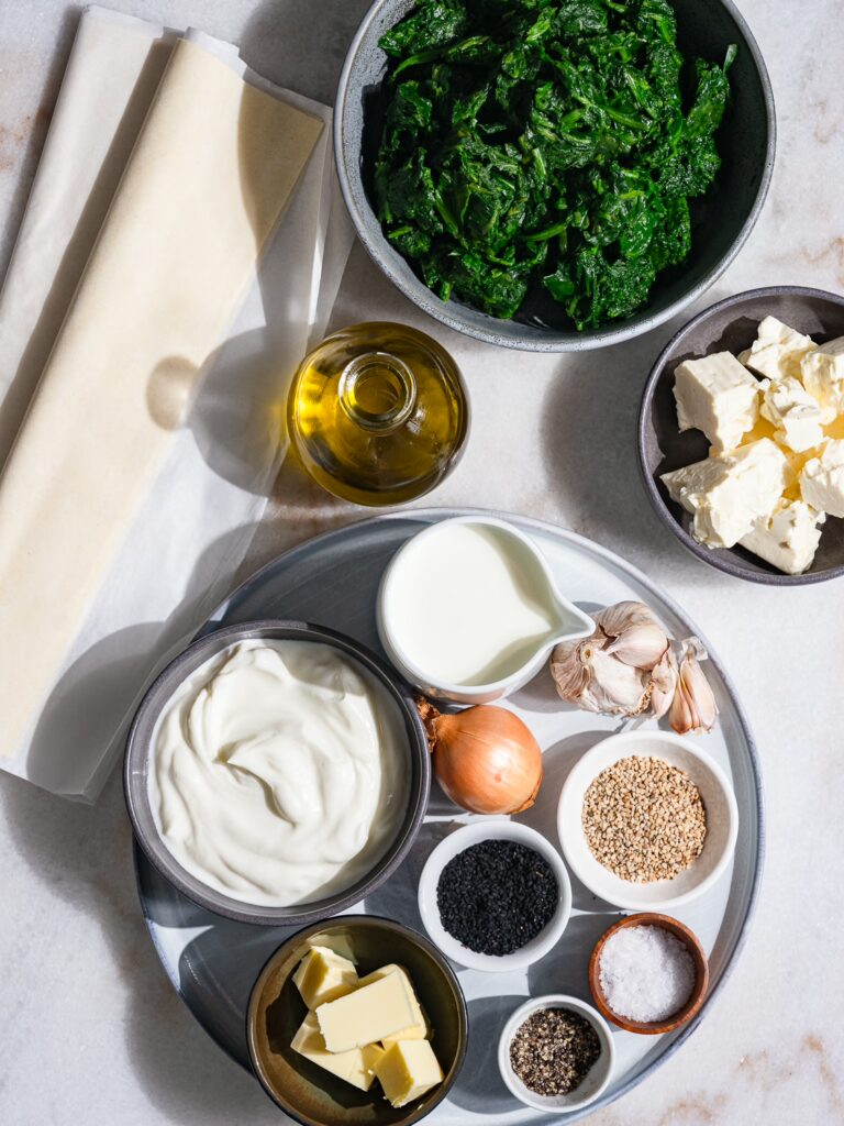 Todos los ingredientes para el börek con espinacas y queso feta en una mesa.