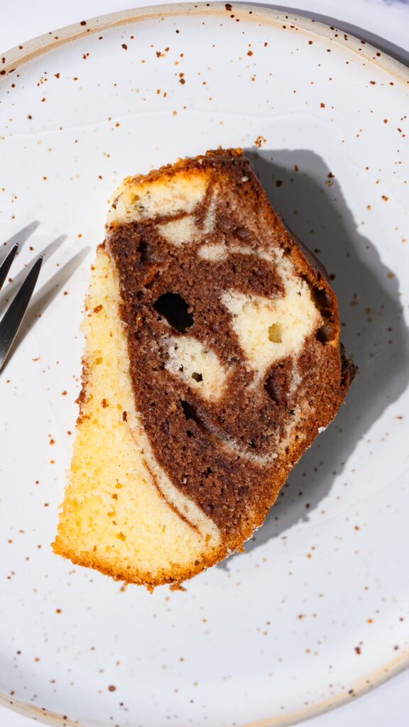 Una húmeda porción de tarta marmolada hecha según la receta de la abuela servida en un plato.