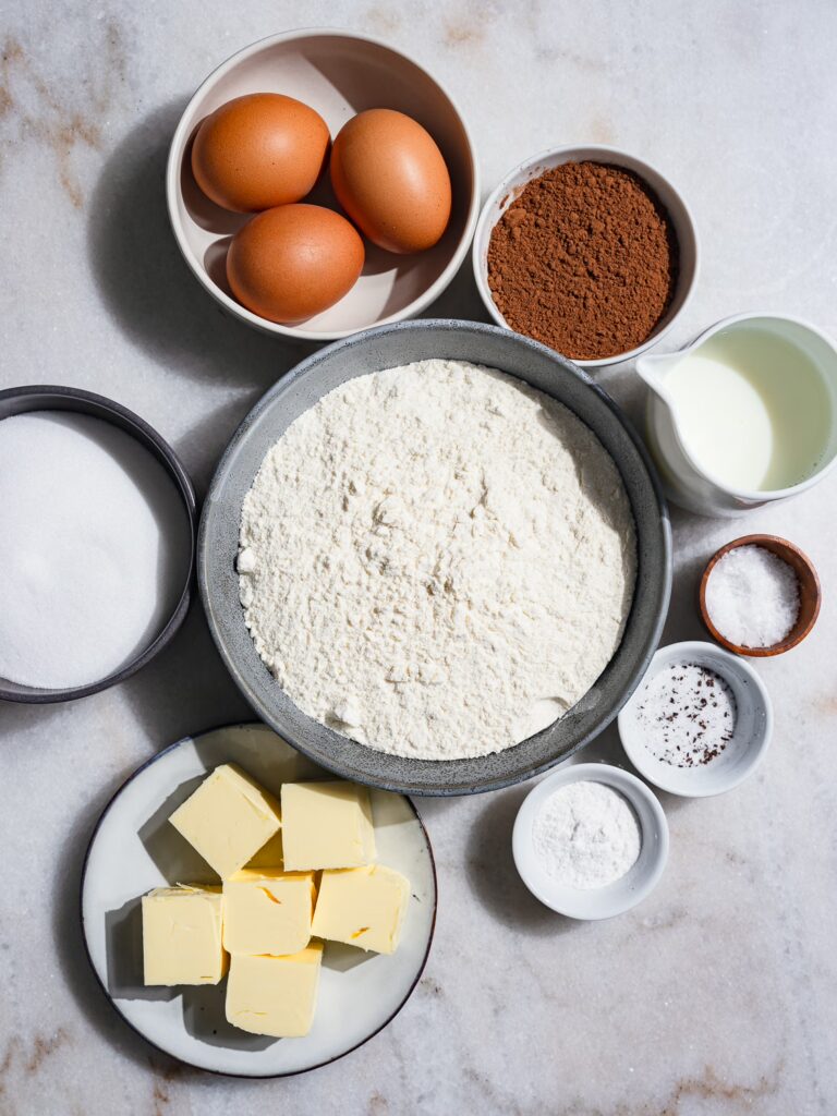 Todos los ingredientes del húmedo pastel marmolado de la abuela en una mesa