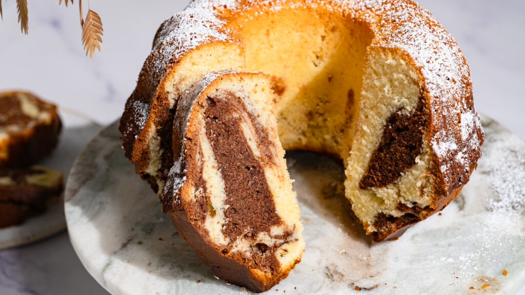 Omas Marmorkuchen saftig angeschnitten auf einer Servierplatte