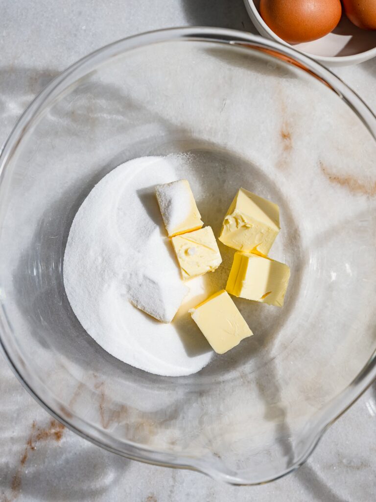 Mantequilla y azúcar para la tarta marmolada de la abuela en un bol de cristal