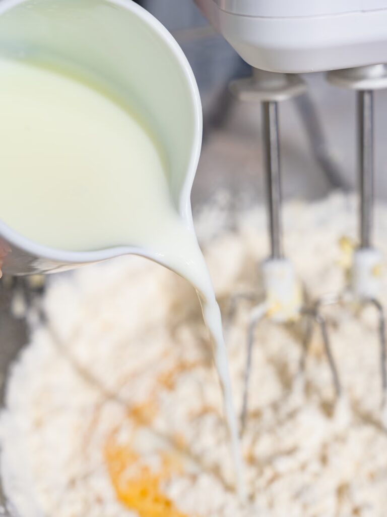 Vierte la leche en el bol con la masa del bizcocho marmolado.