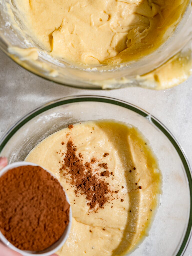 Se añade cacao a una parte de la masa del bizcocho marmolado.