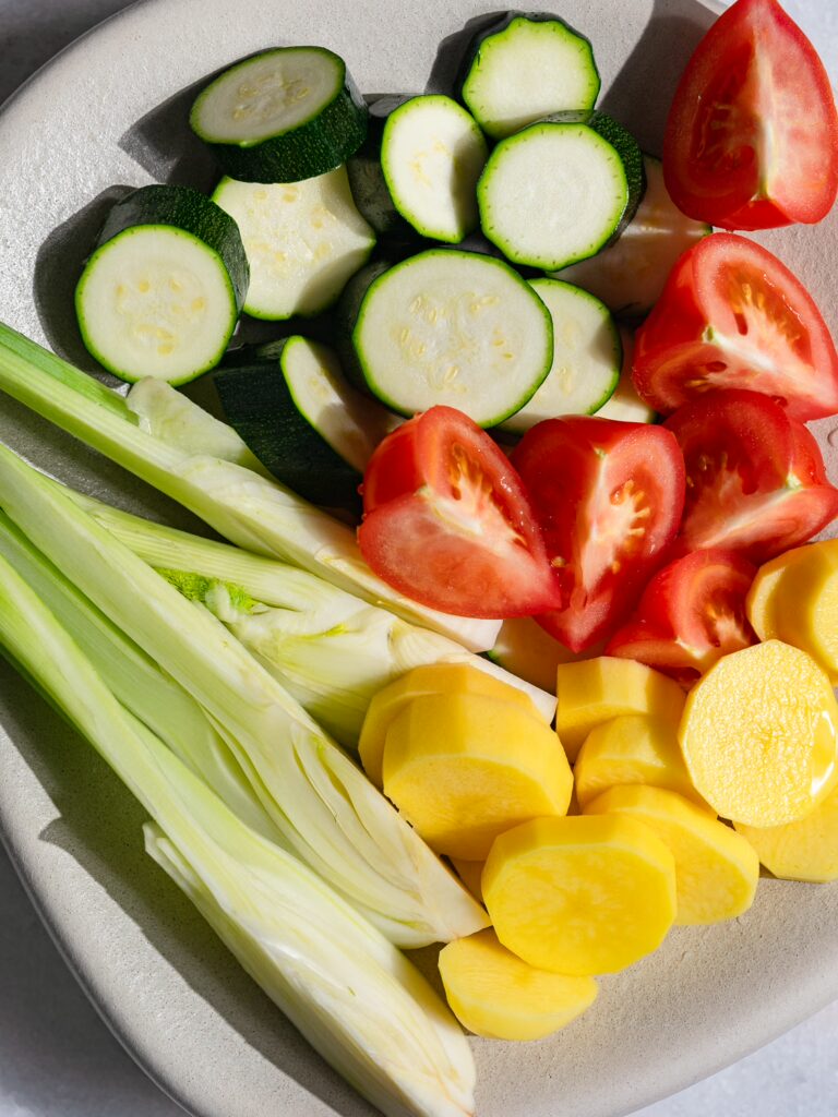 Légumes coupés en morceaux sur une assiette.