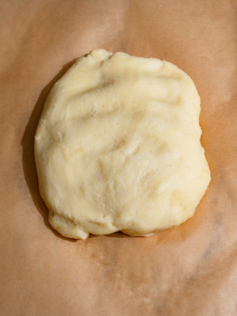 La masa de queso y sémola se coloca sobre papel de horno.