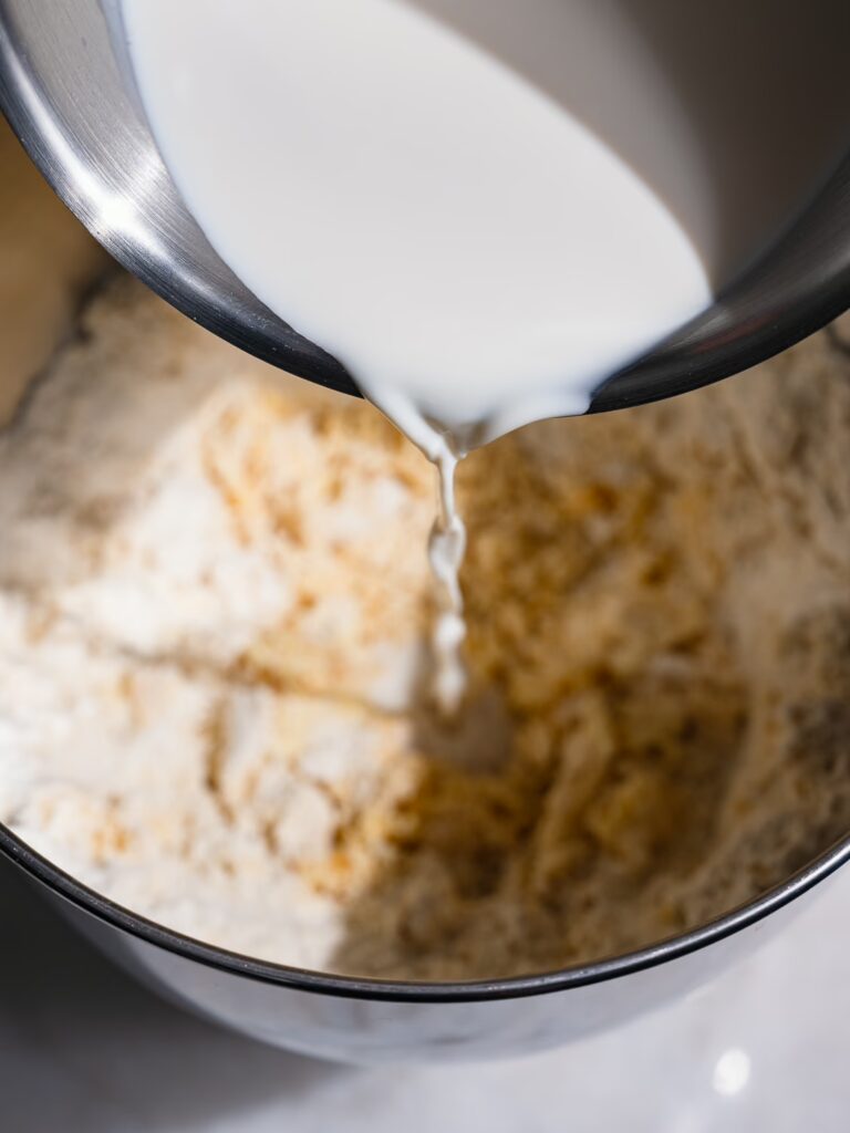 Hefemilch wird zu den trockenen Zutaten in die Schüssel gegeben.