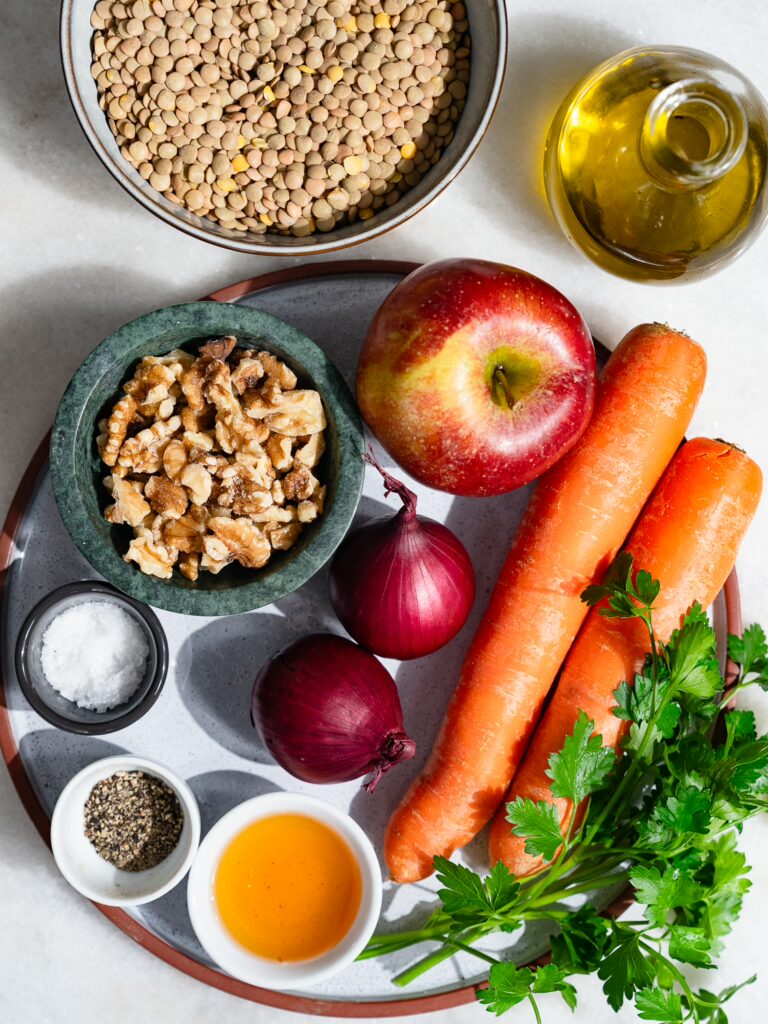 Tous les ingrédients de la salade de lentilles et de pommes sur une table.