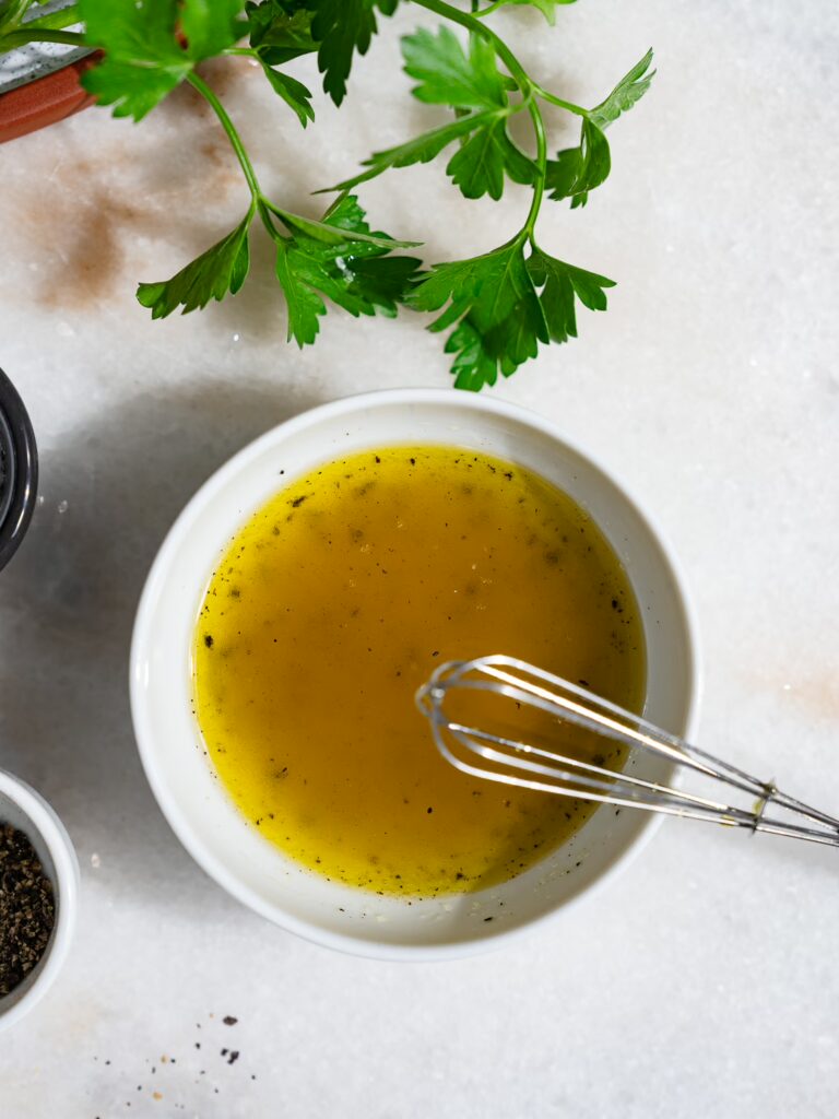 Versez la vinaigrette dans un petit bol à l'aide d'un fouet.