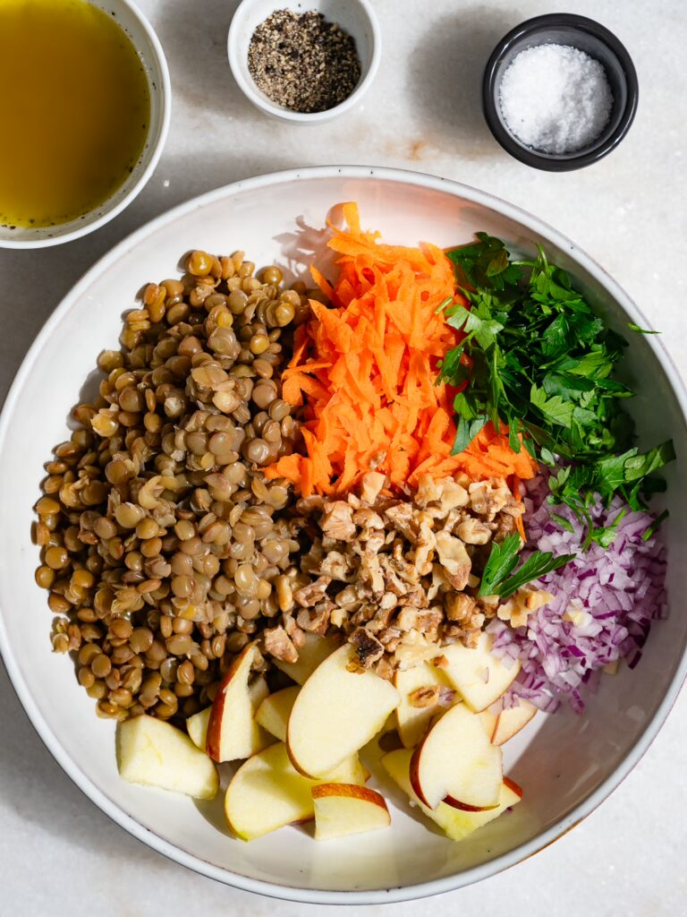 Tous les ingrédients de la salade de lentilles coupés dans un bol.