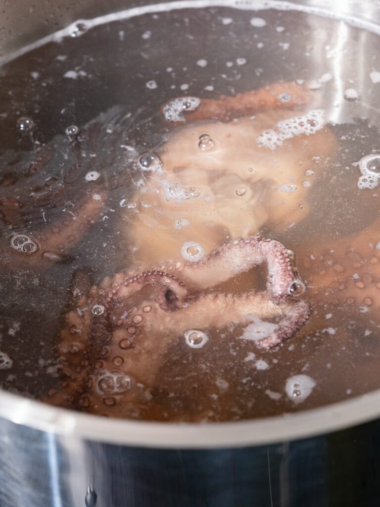 El pulpo se cuece en una olla grande en agua caliente con sal.