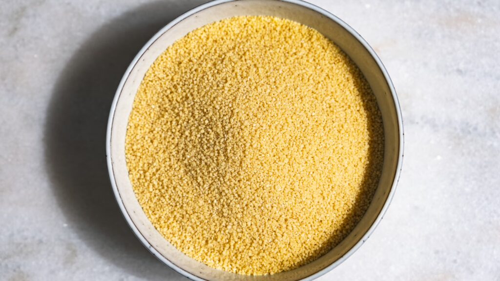 Couscous in einer Schale auf einem Tisch